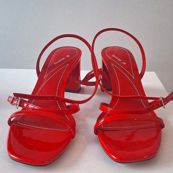 Glossy Red Short Heels, size 8 - Picture 3 of 6